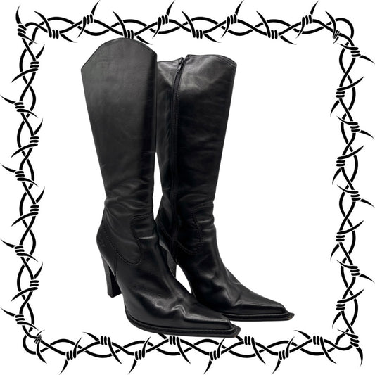 Beautiful Destroy vintage black colored pointy leather boots size 39