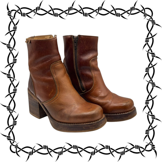 Beautiful vintage 90s Destroy brown colored block platform boots size 36